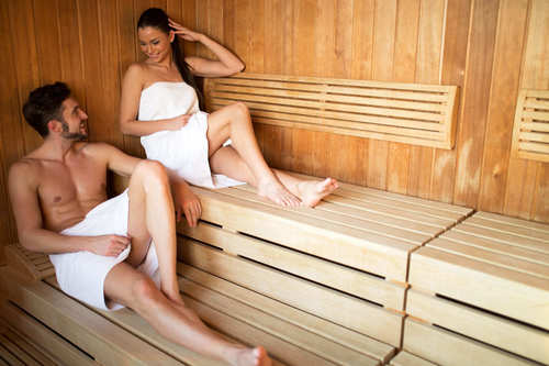 Junges Paar in Sauna